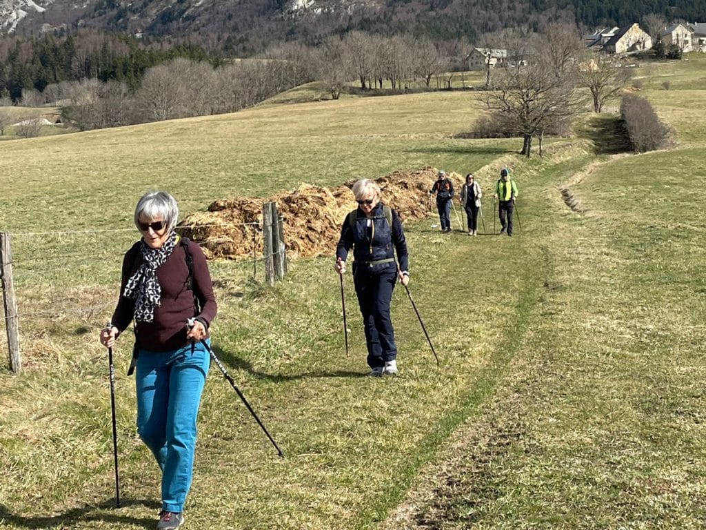 la marche nordique arrive sur le Sentier des Ours 2023 à Autrans en Vercors